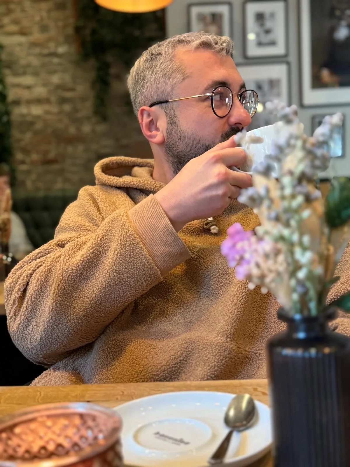 Pavel Barkhatov beim Kaffee